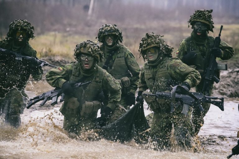 Visuomenės pasitikėjimas Lietuvos kariuomene ir kario profesija auga, itin tvirtai remiama narystė NATO
